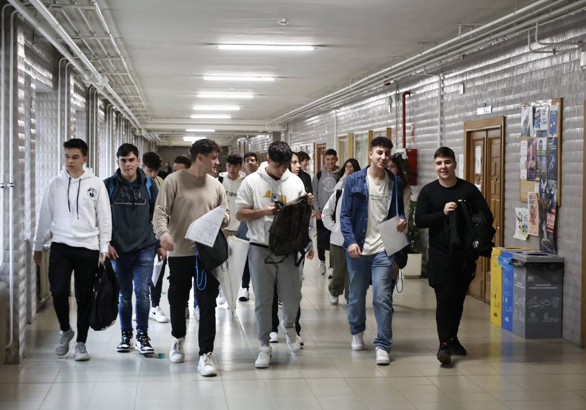 Alumnos en la Facultad de Ciencias de la Universidad.