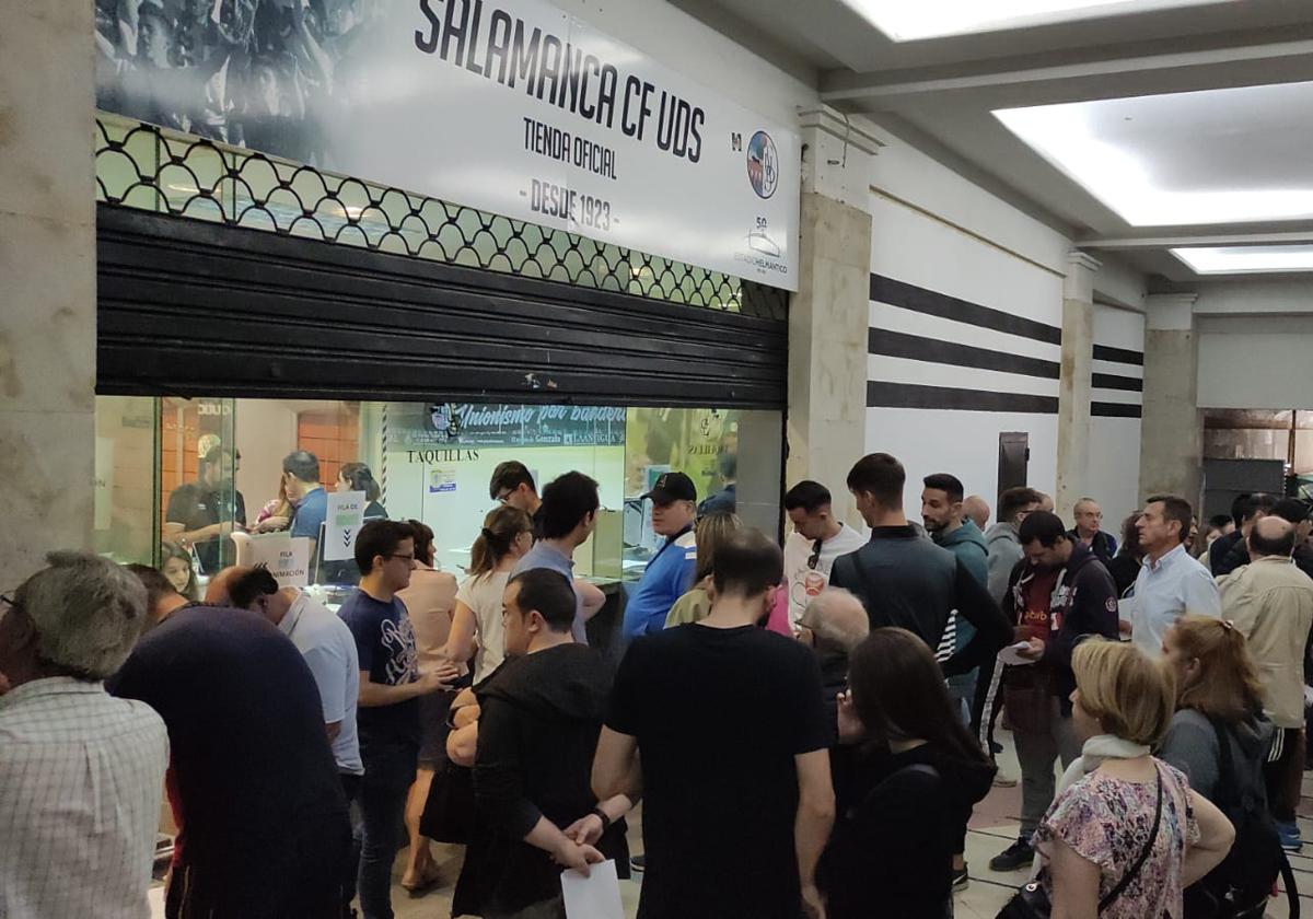 Decenas de aficionados hacen cola a las puertas de la Boutique en el primer día de renovación de abonos del Salamanca UDS.