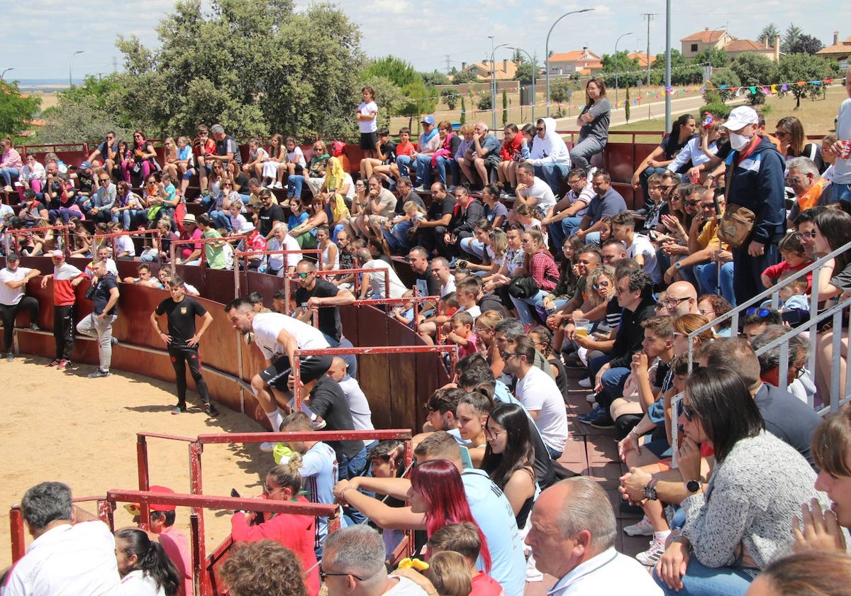 Los vecinos de la localidad llenaron la plaza de toros portátil para disfrutar de la capea popular.