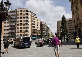 Un vehículo de la Policía Nacional patrulla por el lugar del suceso, en la calle Zamora.