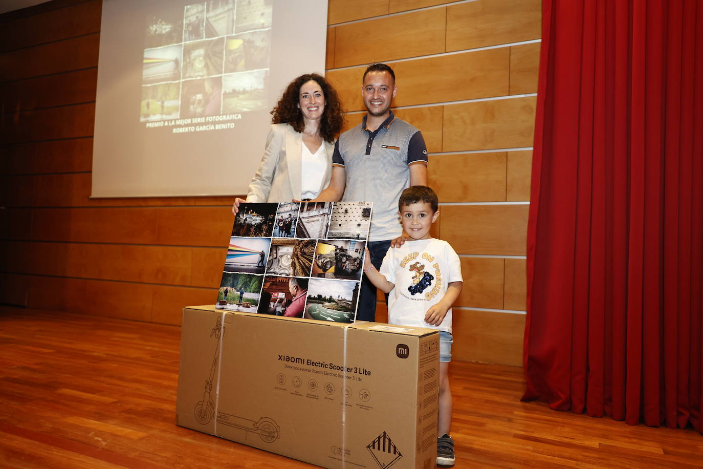 Roberto García Benito recogió el galardón del premio especial concedido a la mejor serie fotográfica de esta edición del XII Maratón Fotográfico, dotado con un patinete eléctrico marca Xiaomi. Mónica Ponte, directora de Nuevos Negocios de LA GACETA de Salamanca, fue la encargada de entregar el galardón.