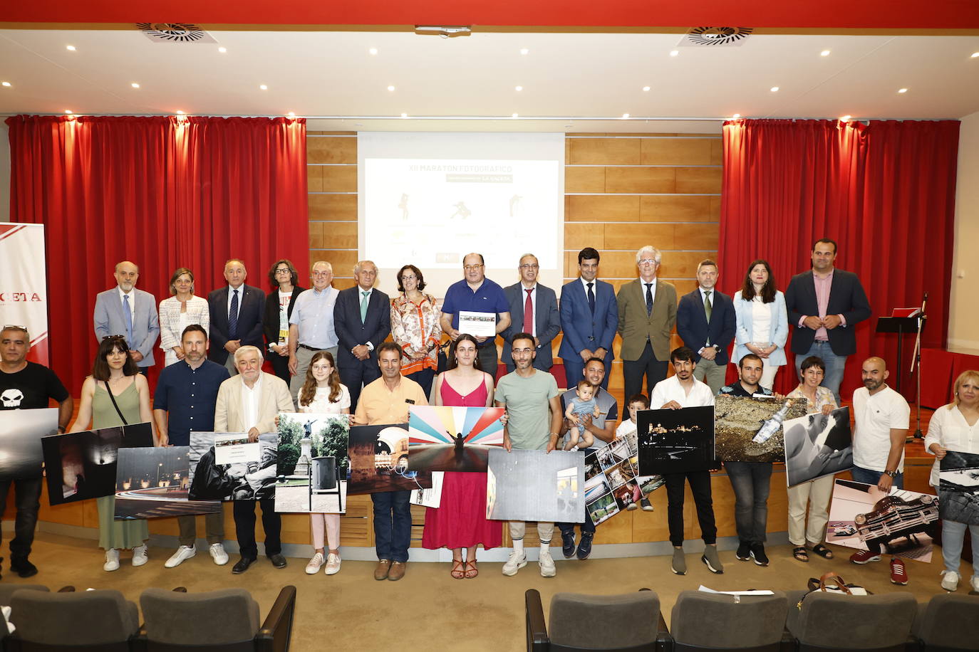 Los ganadores de las diversas categorías posaron juntos al finalizar el acto