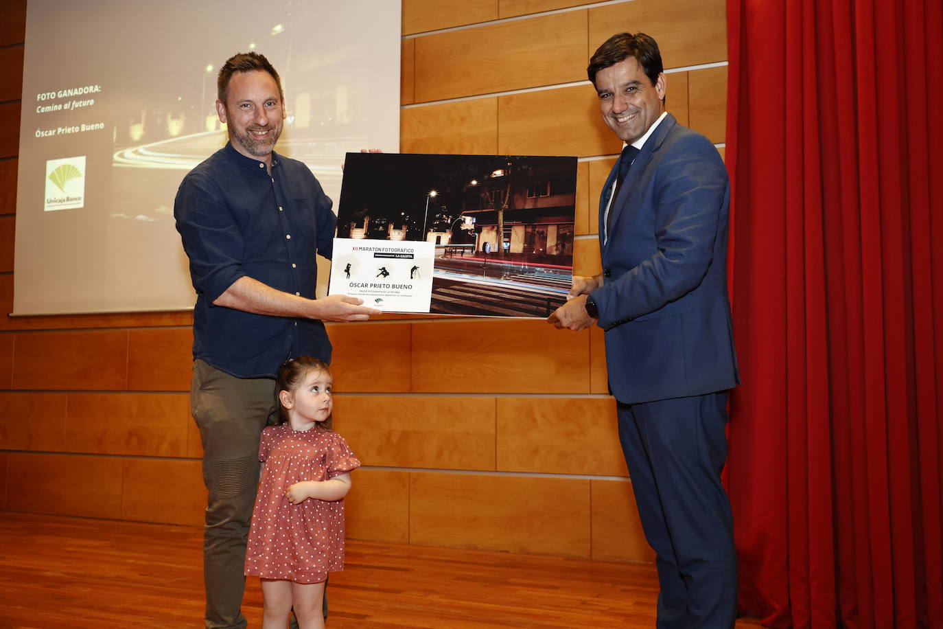 «Camino al futuro» de Óscar Prieto ganó la prueba. Entregó el premio Manuel Rubio, director territorial de Unicaja Banco.