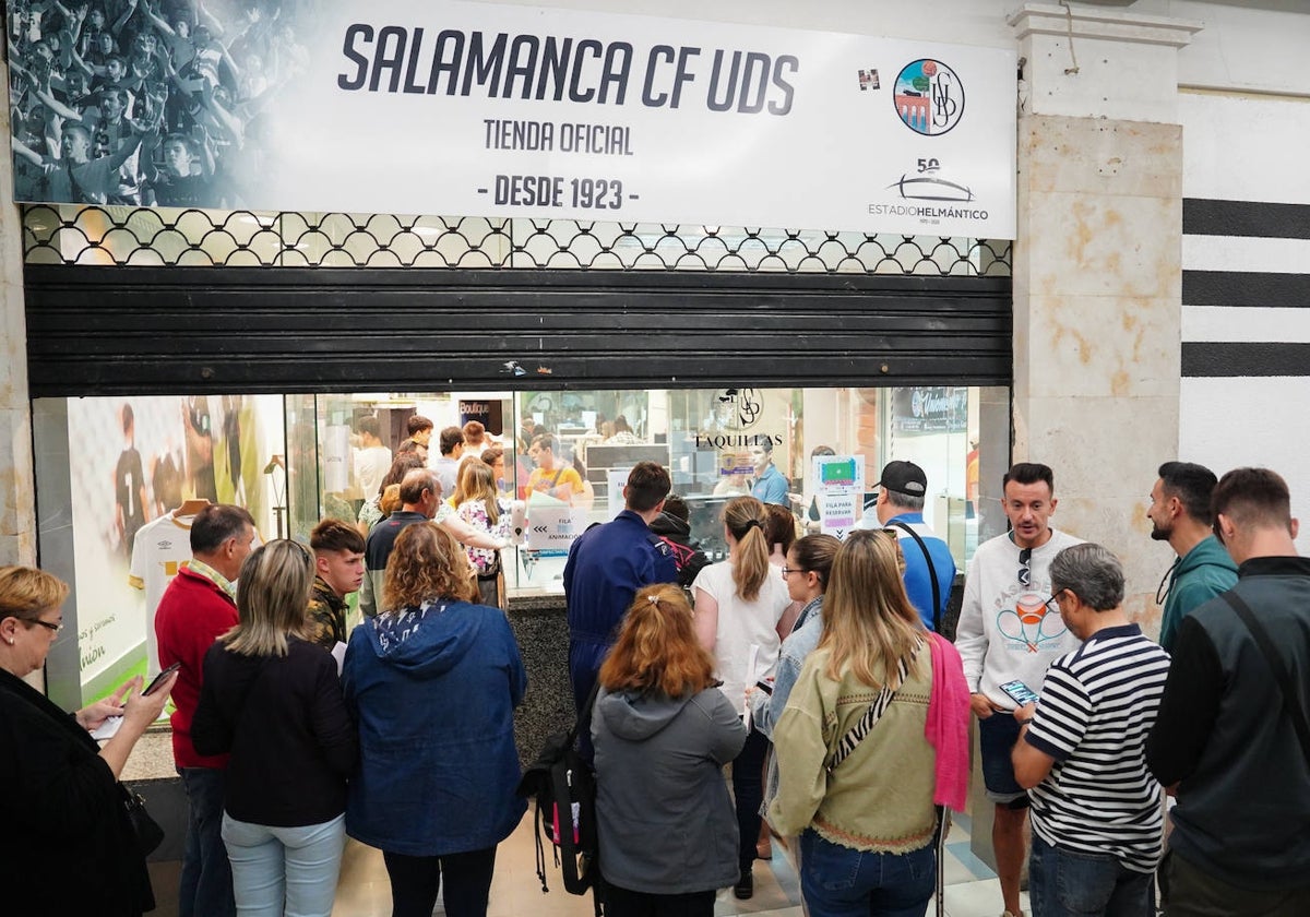 Colas en la tienda del club para conseguir los abonos de la próxima temporada.