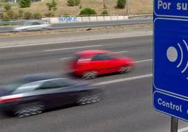 Una señal de radar fijo en una autovía española.
