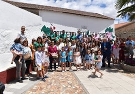 Los vecinos reunidos para la tradicional degustación de cerezas en la plaza.