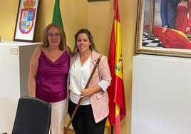 Elena Nieto posa con el bastón de mando en el Ayuntamiento de Santibáñez de la Sierra.