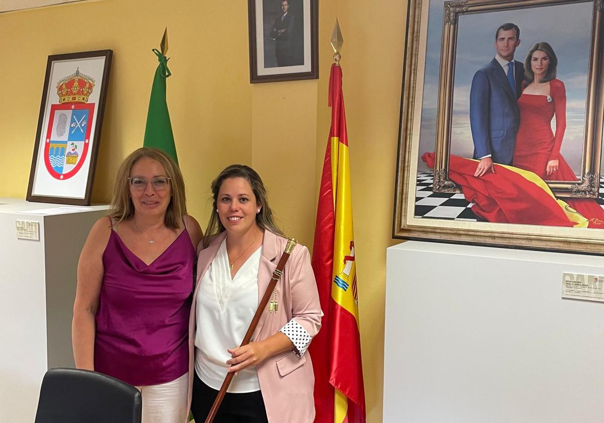 Elena Nieto posa con el bastón de mando en el Ayuntamiento de Santibáñez de la Sierra.