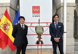 Isaac Fonseca y Juan del Álamo, con el trofeo de la Copa Chenel, en la recepción que tuvieron el lunes en la Comunidad de Madrid.