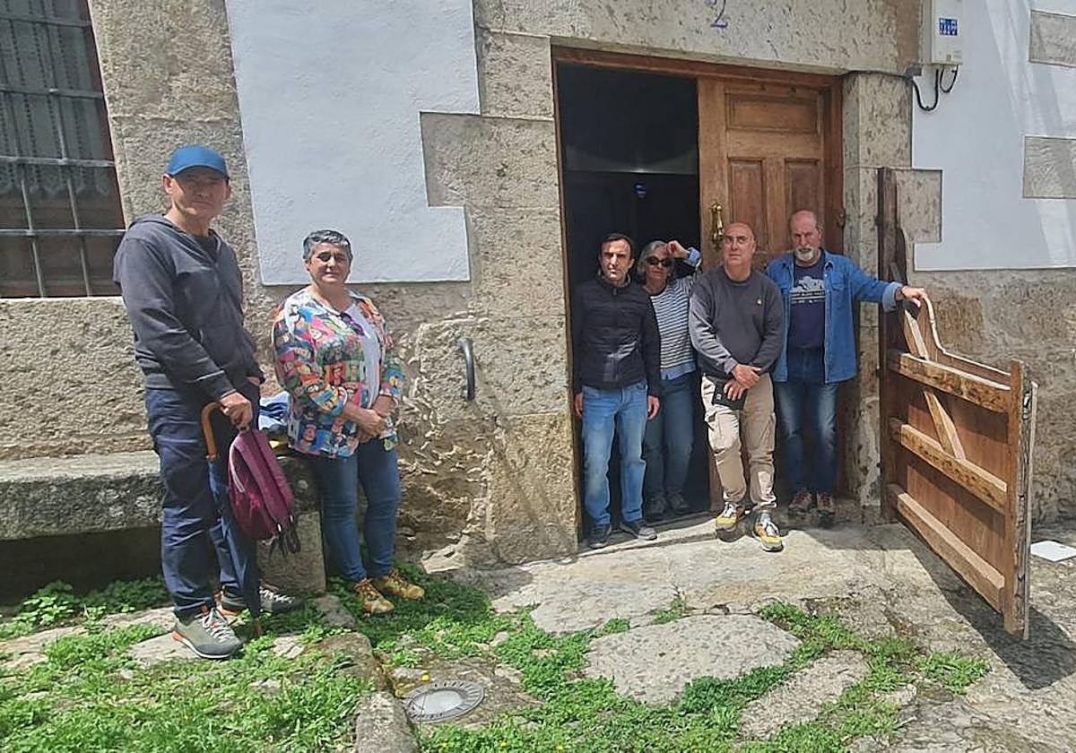 Antonio Hinojal, Marisa Macías, Pedro López y Roberto Lana, en una batipuerta con el matrimonio propietario de una casa en la Cuesta de la Romana.