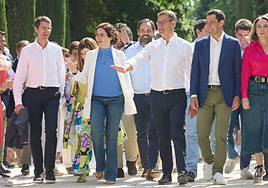 El presidente del Partido Popular, Alberto Núñez Feijóo, junto a otros miembros del PP en un acto político del PP.