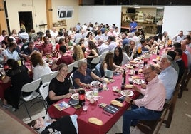 El salón de Pizarral se llenó de comensales para disfrutar de la cena de la fiesta de verano. El público se desplazó después para bailar, también por primera vez, en la plaza del Embarcadero.