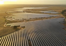 Una instalación de placas solares similar a la que se instalará en Galindo y Perahuy