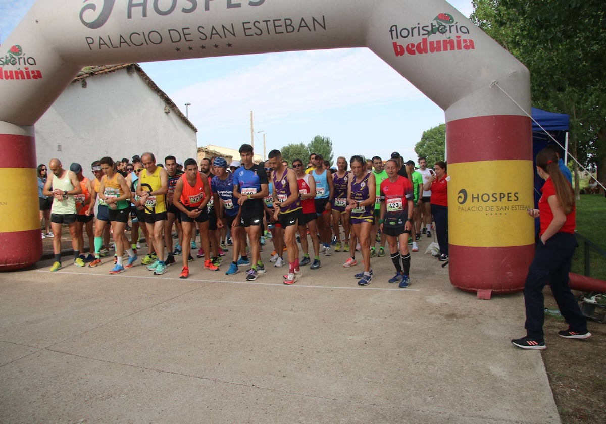 Alejandro Codesal y Azucena Paniagua se imponen en una solidaria carrera en Pedrosillo