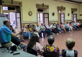 Intervención del presidente de la asociación de Bomberos Voluntarios, Jesús Muñoz, anoche en el salón del Centro Cultural «El Porvenir».