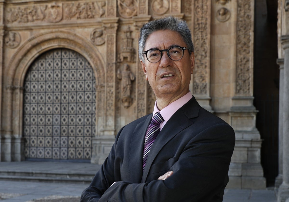 Julio Pindado, presidente de IME Business School, ante la fachada de San Esteban.