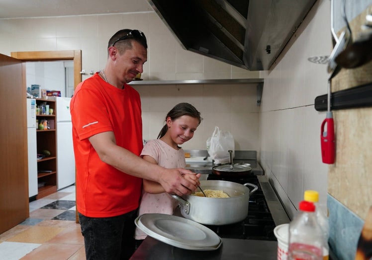 La madre de Veronika regresó a Ucrania para enterrar al abuelo de la familia que falleció en Salamanca. Ihor se ha quedado con los niños en las instalaciones de Proyecto Hombre.