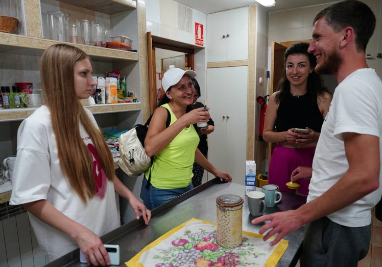 La cocina y el salón son las dos estancias en las que los ucranianos acogidos por la Fundación Alcándara comparten más momentos.