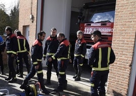 Bomberos voluntarios de Vitigudino durante la recepción de nuevo material en 2020 aportado por la Diputación de Salamanca.