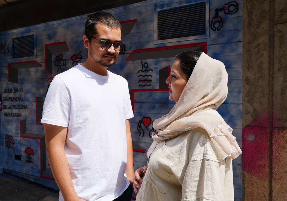 Ehsan Yaftaly y su hermana Obaida Sharar, junto al mural realizado por Cruz Roja en la calle José Manuel de Villena.