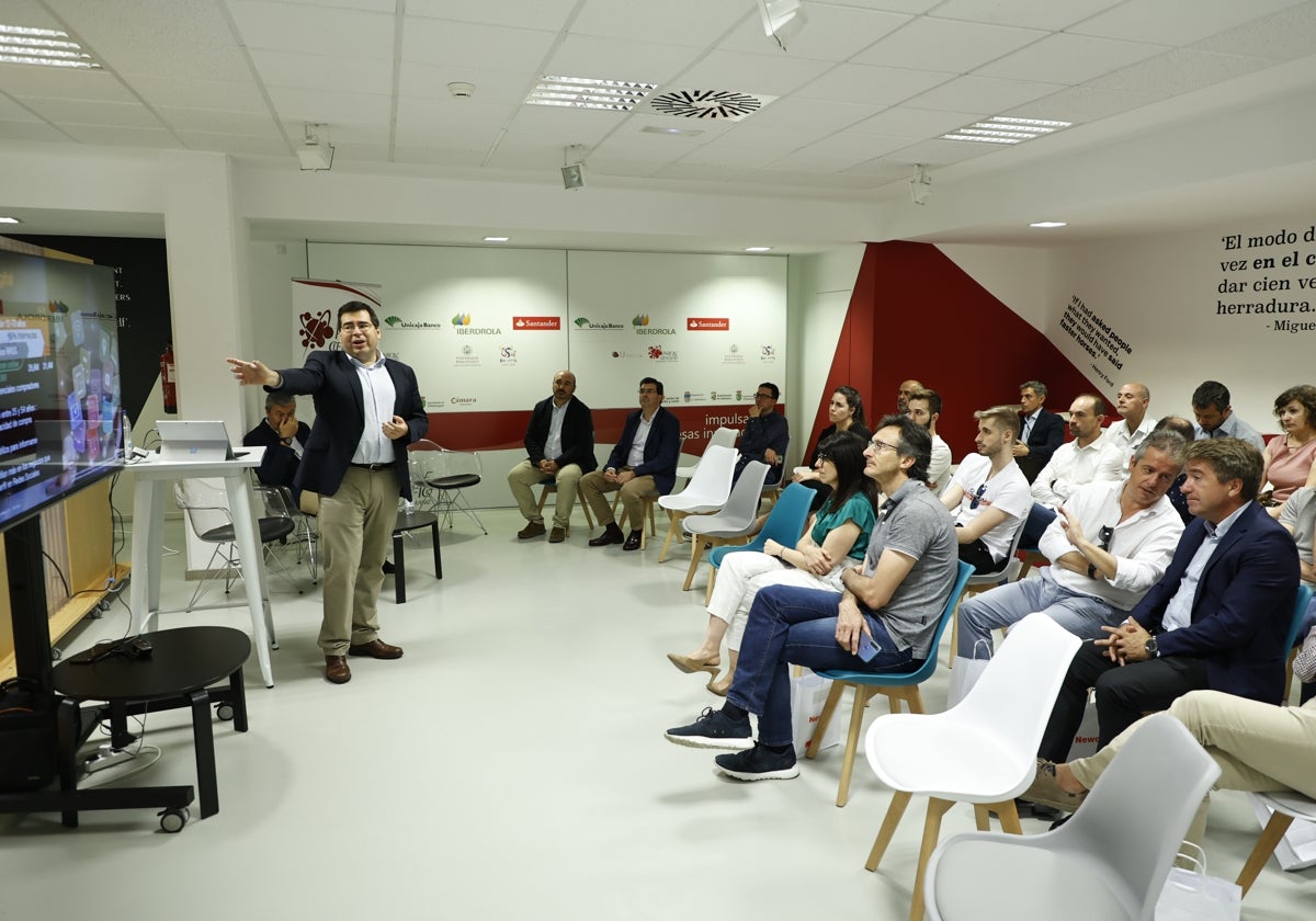 Jornada de digitalización de Newcotel en la sala de conferencias del Parque Científico.