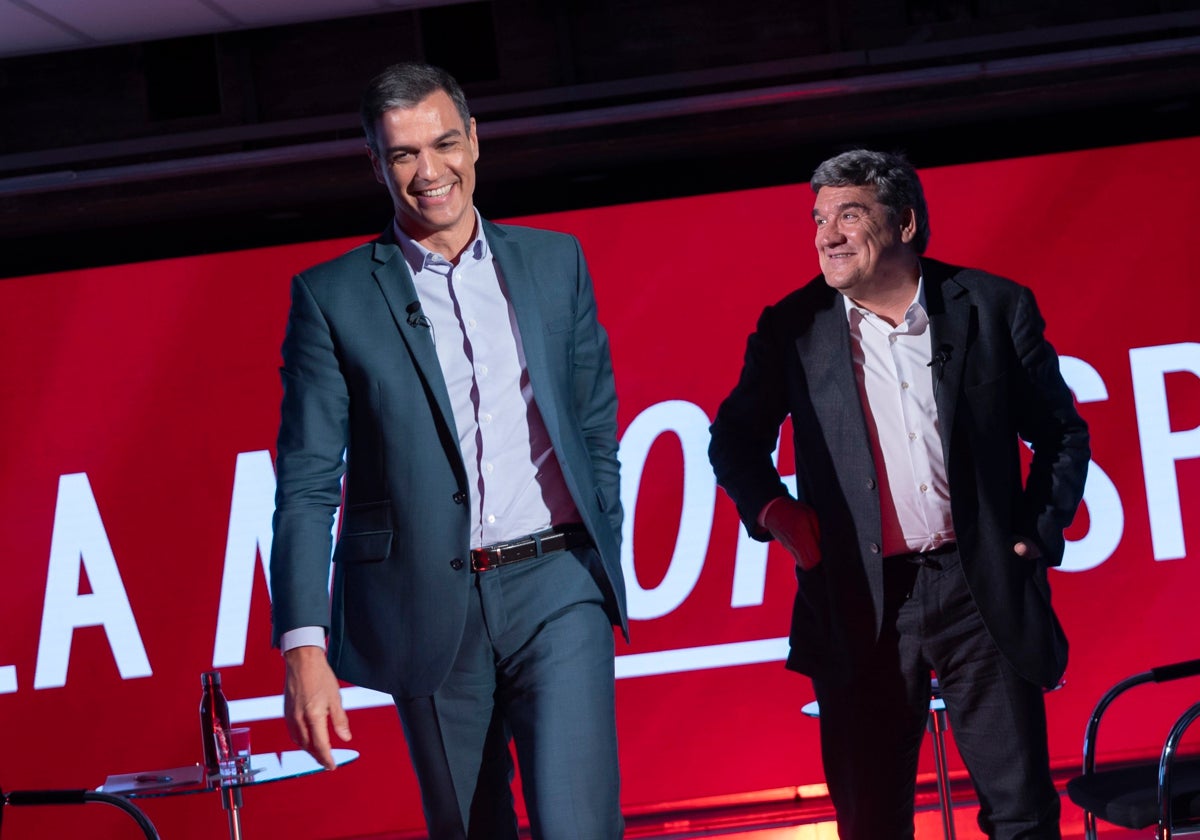 Pedro Sánchez con José Luis Escrivá en un acto sobre empleo y pensiones en Ferraz.