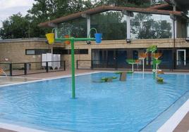 Una piscina particular en una casa rural.