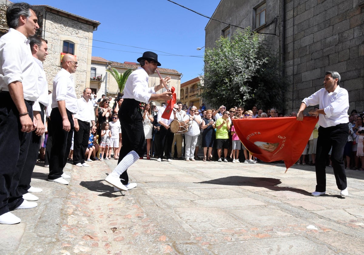 Baile de la bandera, una danza que representa la historia feudal de Hinojosa.