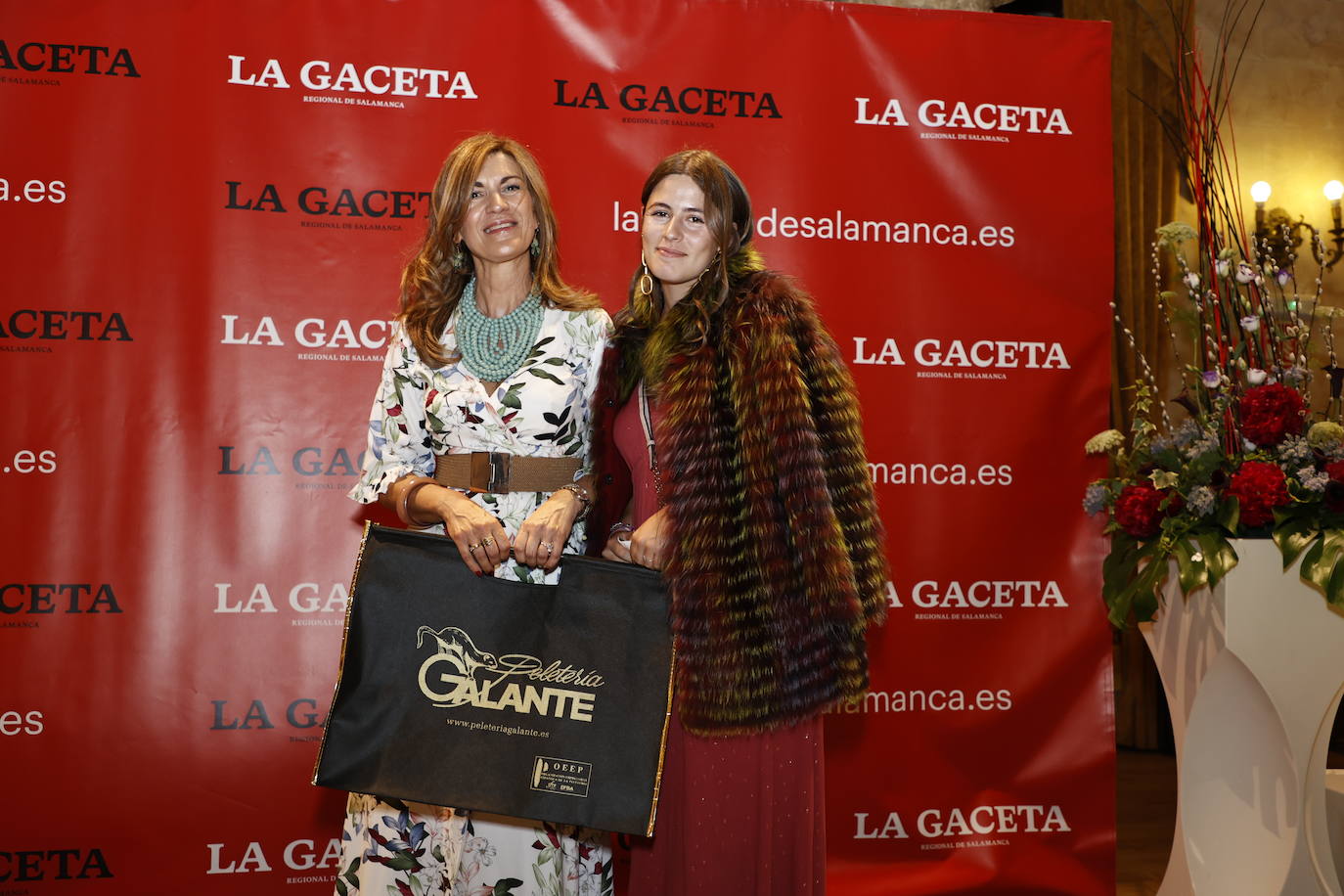 Un chaquetón de zorro multicolor de Peletería Galante fue para Celia Rivas, de Autoescuelas España, que recibió de manos de Ana García.