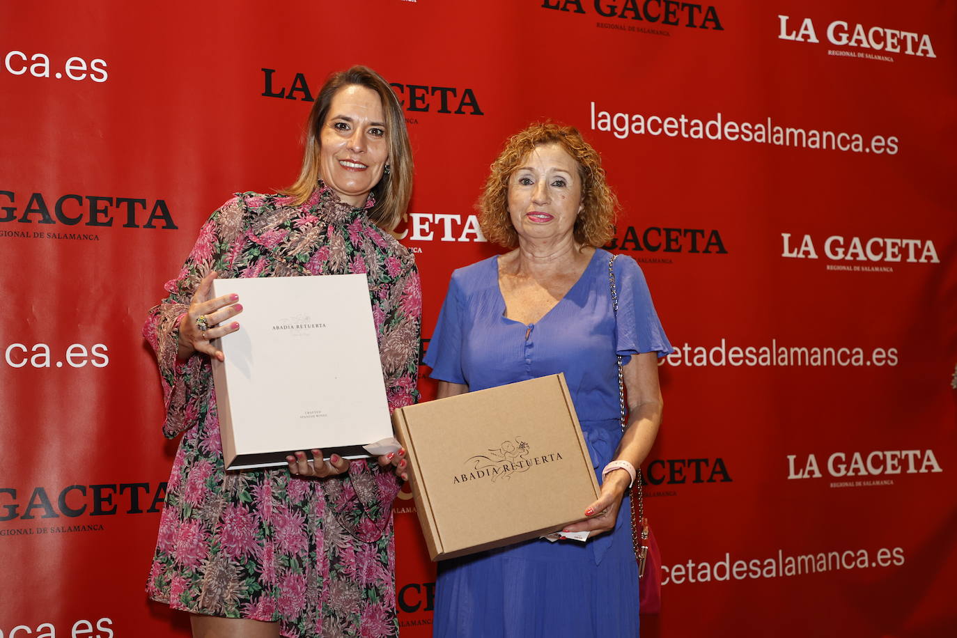 Manoli Herrera, de Grupo Andrés, recogió un estuche de tres botellas de Abadía Retuerta Le Domaine con visita a la bodega de las manos de Rebeca Martín.