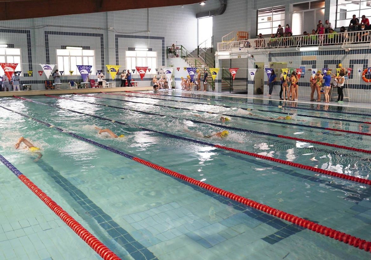 Un campeonato de natación celebrado en la piscina de La Alamedilla.