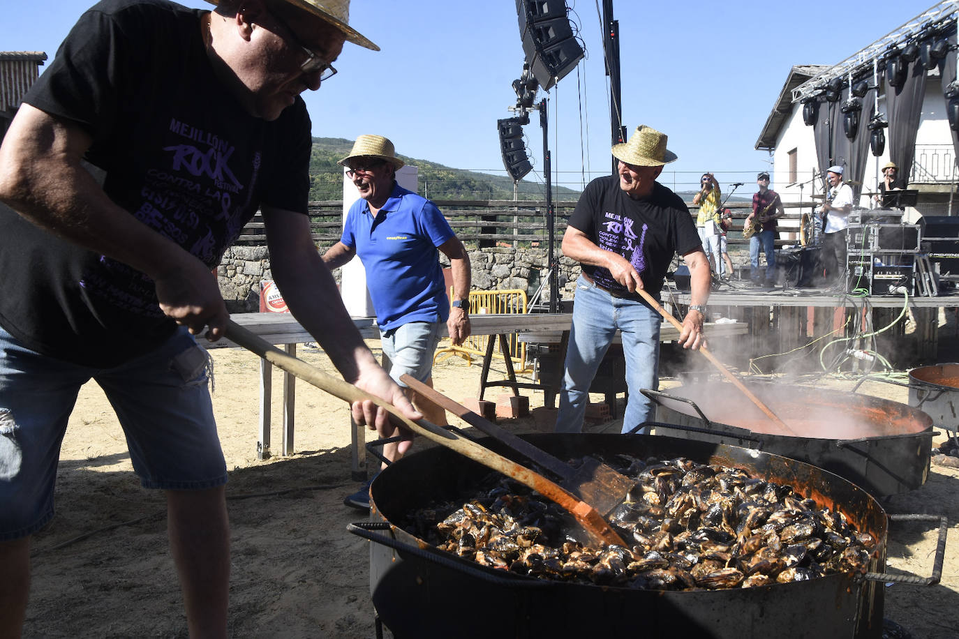 Buena música y mejillones en San Martín del Castañar