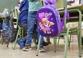 Escolares con sus mochilas en un aula de Educación Infantil.