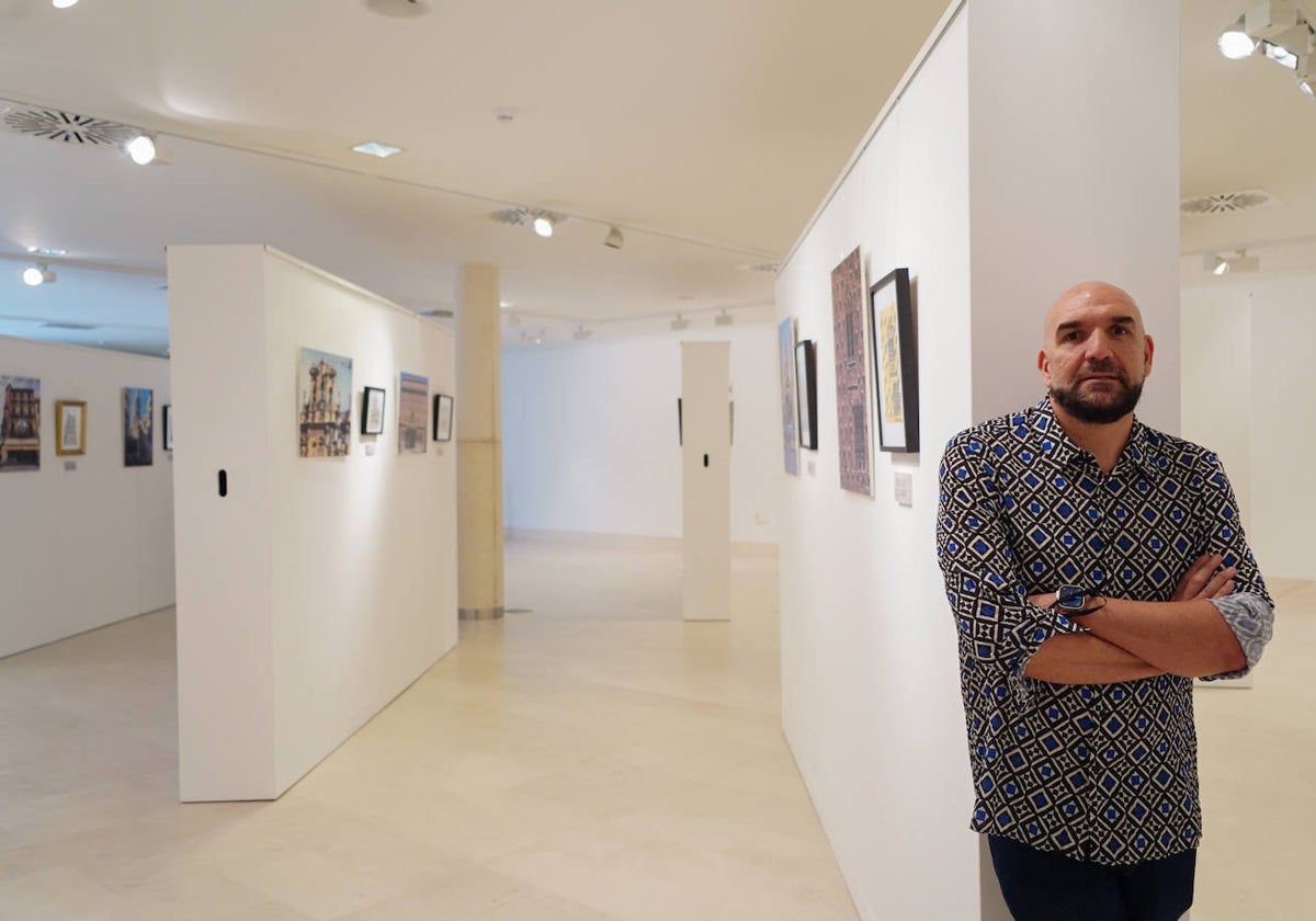 Carlos Miguel Hernández, junto a algunas de sus pinturas, expuestas en el Centro Municipal Integrado Trujillo.