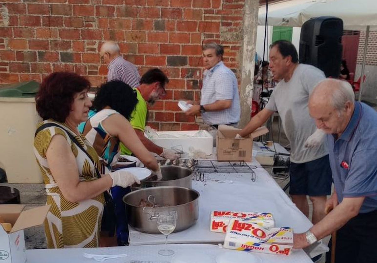 Cantaracillo estrena el verano con una sardinada popular