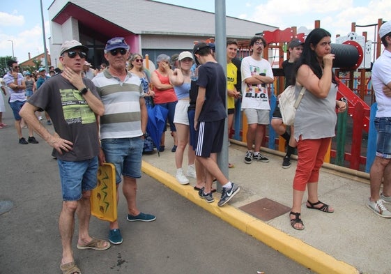 Los vecinos esperando el reparto de la parrillada recién hecha.