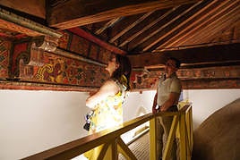 Dos visitantes contemplan el rico artesonado del convento de Santa Clara.
