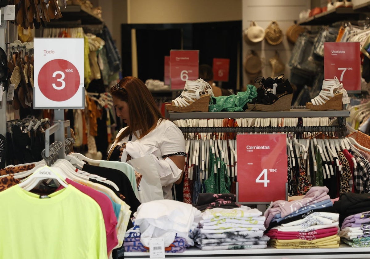 Una mujer, en una tienda de la calle Toro en el primer fin de semana de apertura comercial, correspondiente a la campaña de verano.