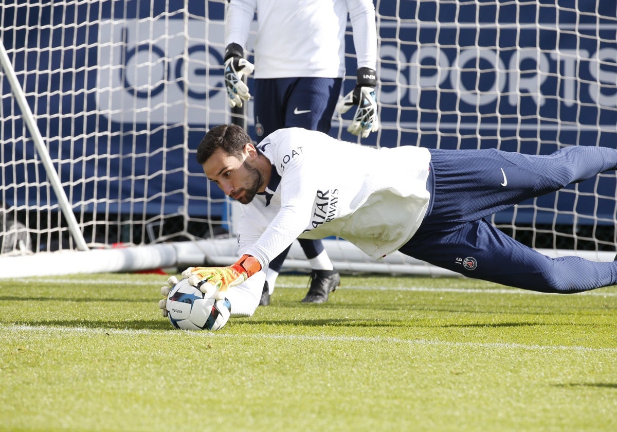 Sergio Rico, en un entrenamiento con el PSG