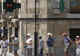 Unos turistas caminan por el centro de Salamanca bajo la ola de calor.