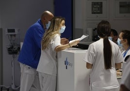 Un grupo de sanitarios hacen uso de la mascarilla durante su turno de trabajo en el hospital.