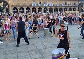 La Plaza Mayor baila a ritmo de batucada en el Día del Orgullo
