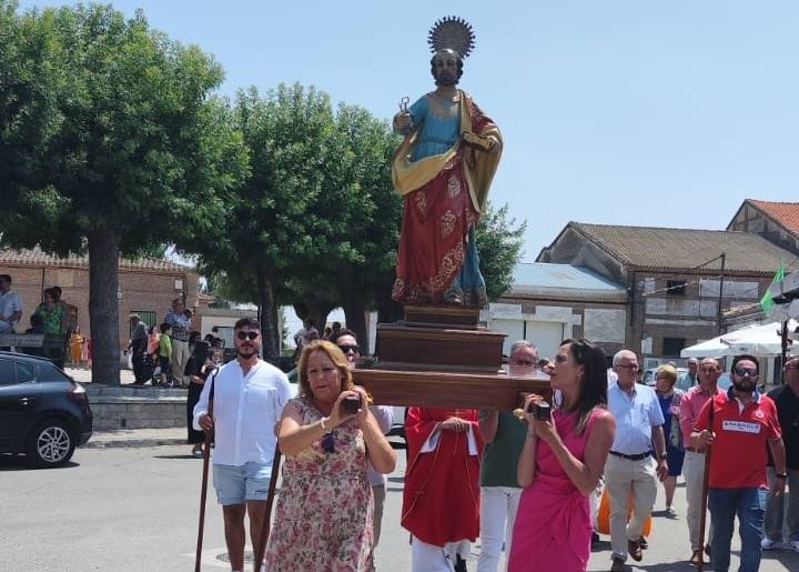 Paradinas de San Juan saca en procesión a San Pedro