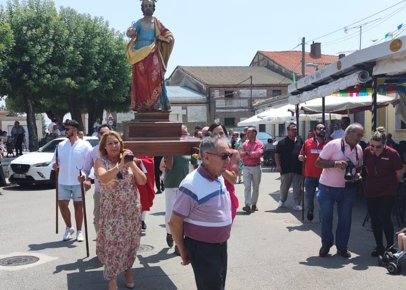 Paradinas de San Juan saca en procesión a San Pedro