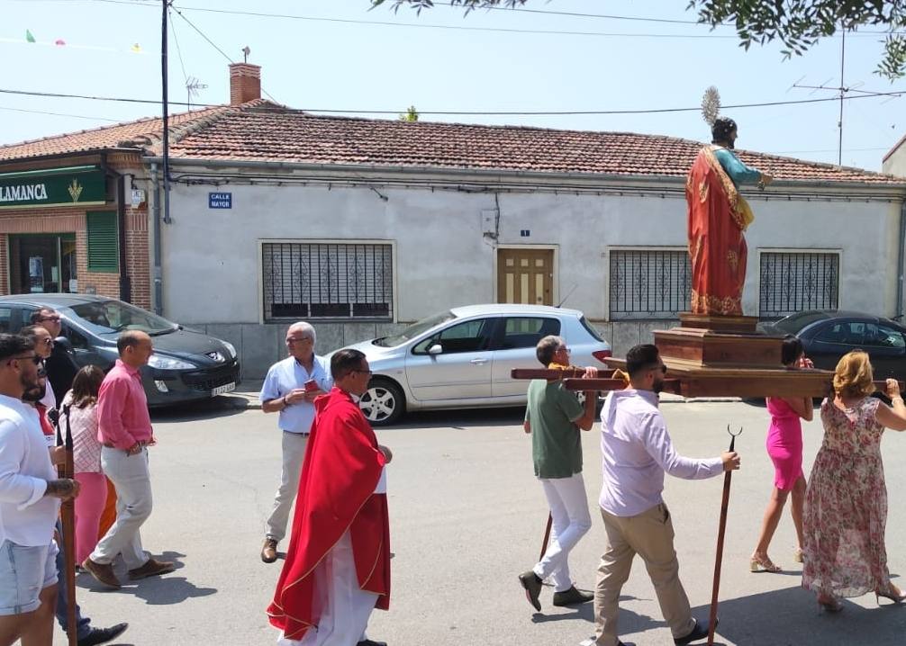 Paradinas de San Juan saca en procesión a San Pedro