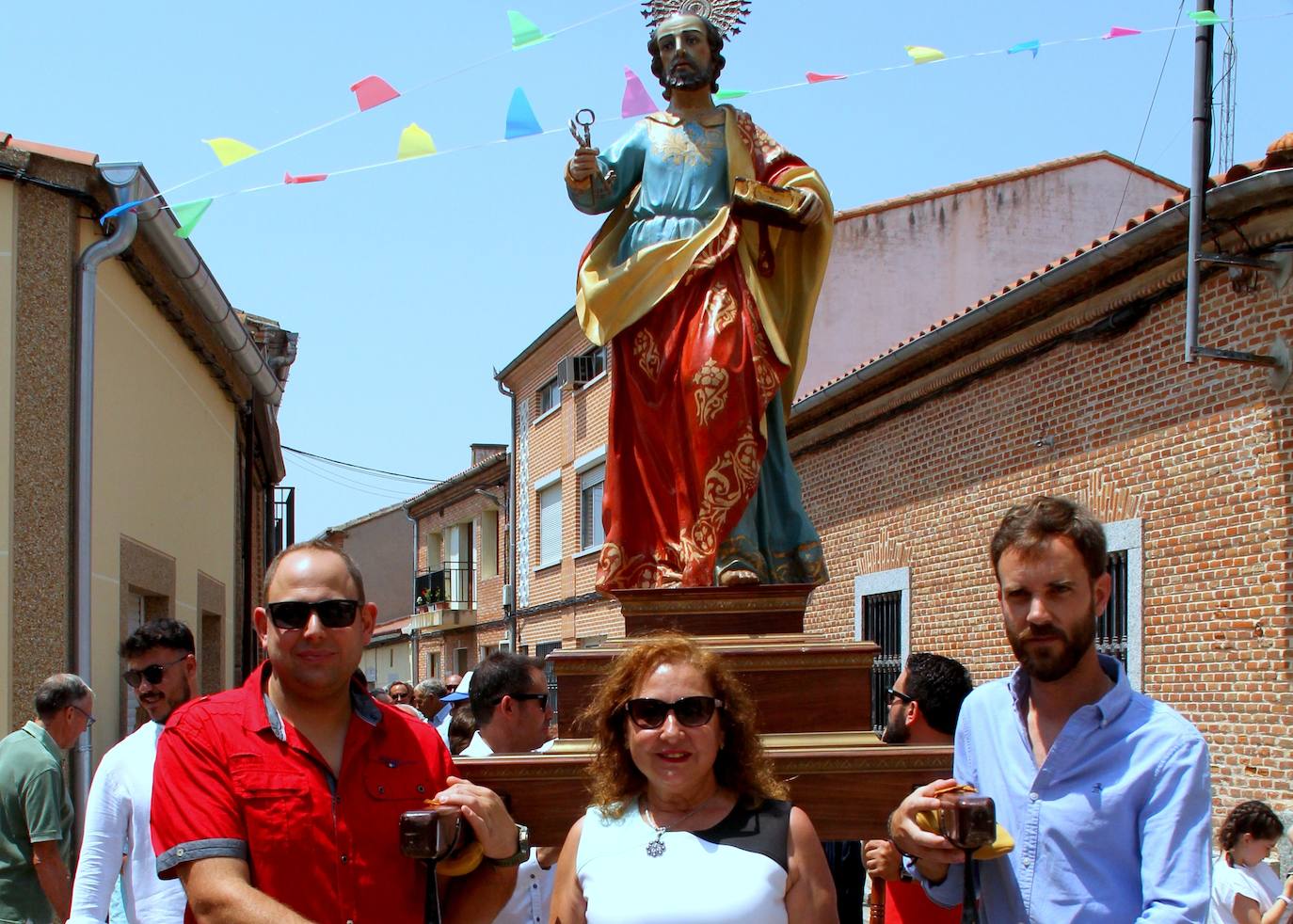 Paradinas de San Juan saca en procesión a San Pedro