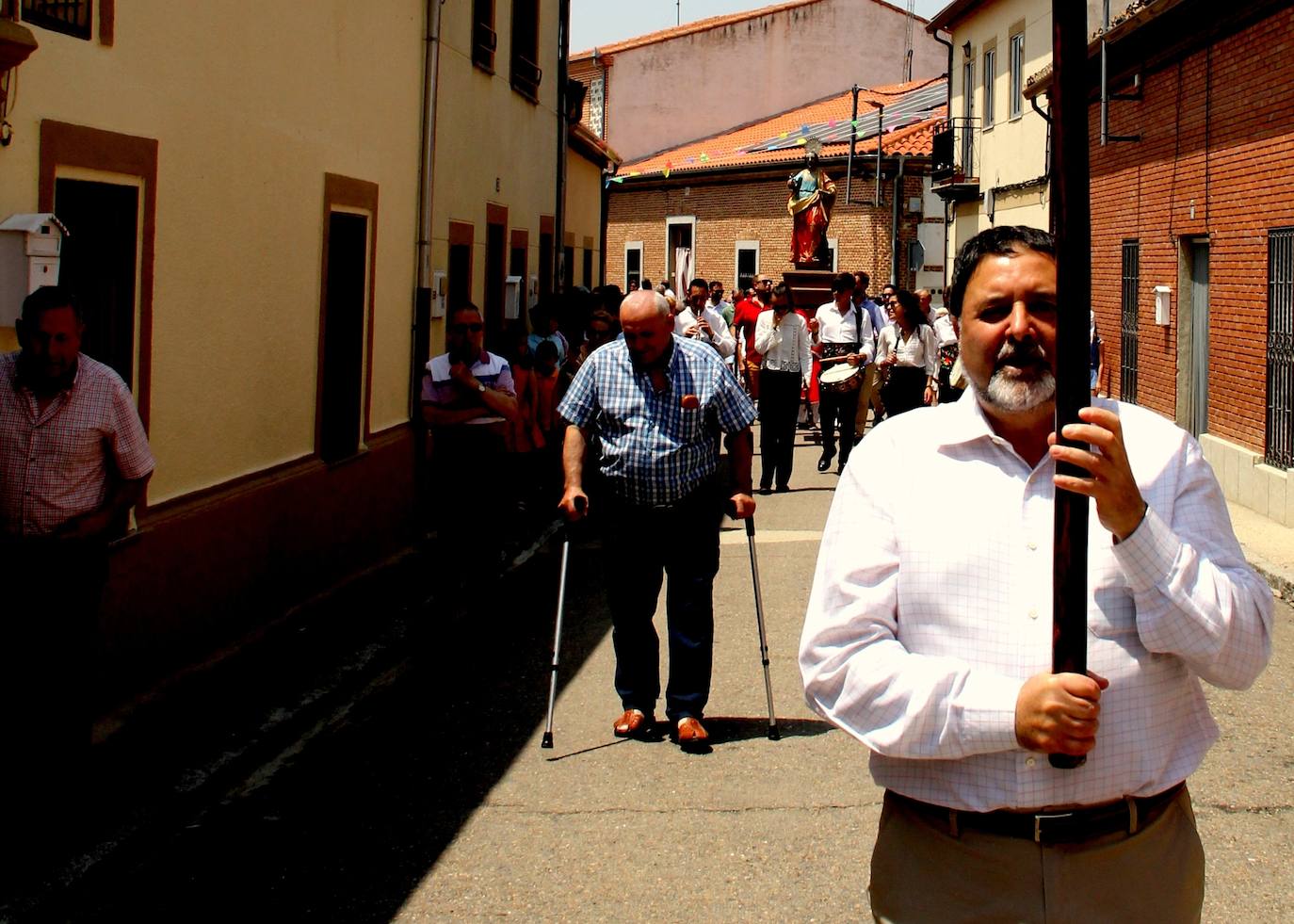 Paradinas de San Juan saca en procesión a San Pedro