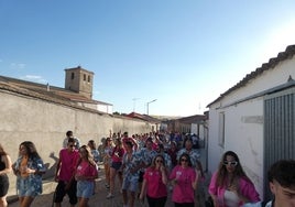 Numerosas personas participan en el recorrido de peña de las pasadas fiesta del Rosario.