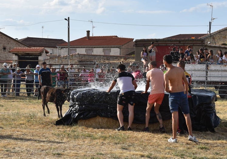 La improvisada 'piscina', característica de la capea de la localidad.