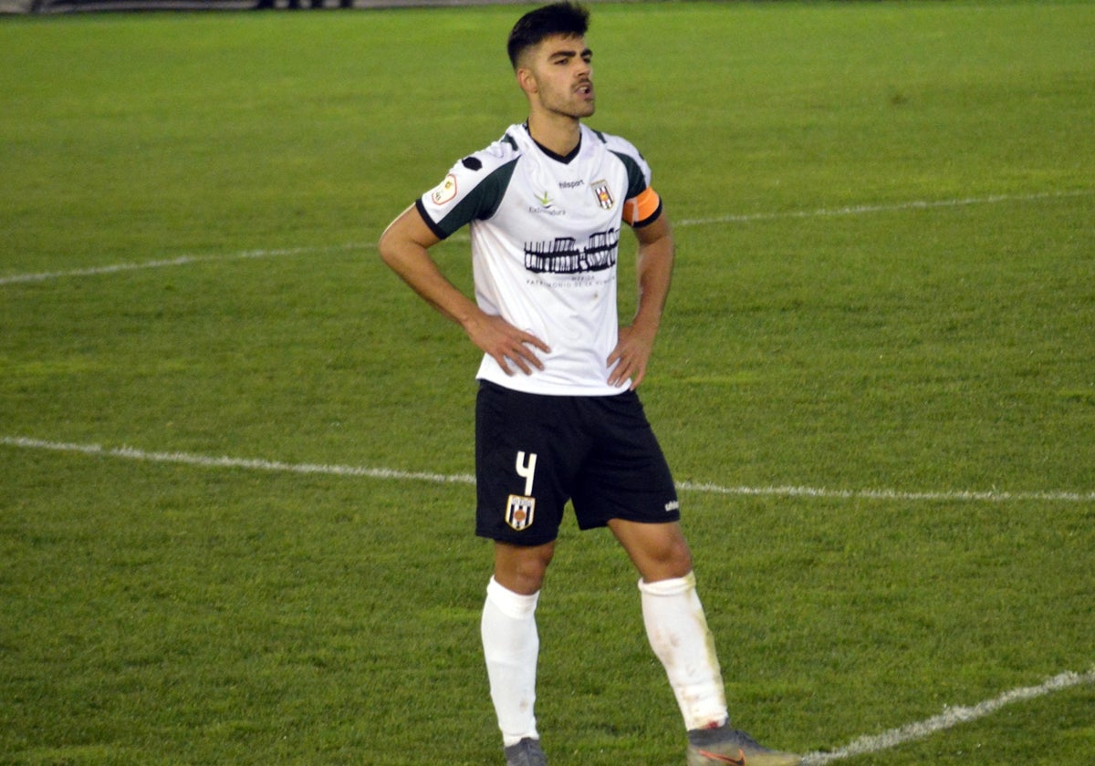 Erik Ruiz, nuevo jugador del Unionistas, en un choque con el Mérida.